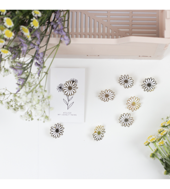 My Lovely Thing Pin's "Marguerite" plusieurs sur une table