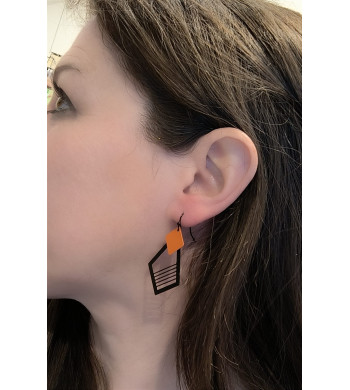 Boucle d'oreille artisanale porté, locale et unique en métal de couleur  de la marque OWI vendu par Arti'zen.