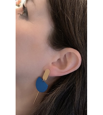 Boucle d'oreille artisanale porté, locale et unique en métal de couleur  de la marque OWI vendu par Arti'zen.