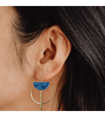Boucles d'oreilles Nao chez Arti'zen image mise en contexte sur une oreille