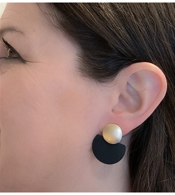 Boucle d'oreille artisanale portée, locale et unique en métal de couleur doré/noir de la marque OWI vendu par Arti'zen.